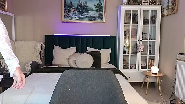 JoanneGG online show from February 18, 8:38 am