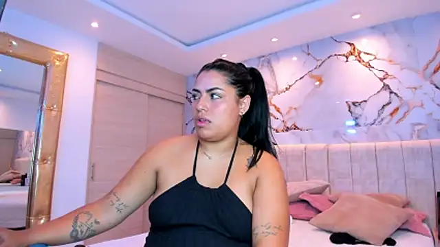 kiana cream online show from April 18, 9:15 pm