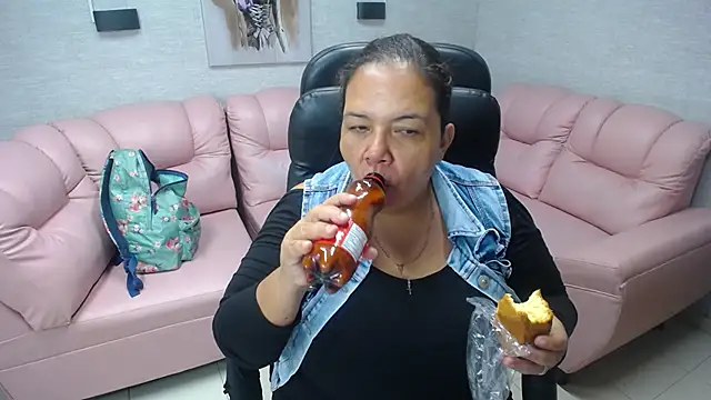 Snapshot of Penelope_Nipples_ chatting on March 10, 11:53 am Penelope Nipples online show from March 10, 11:53 am