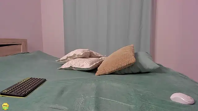 me   ow online show from December 6, 3:22 pm