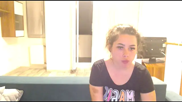 LovelyJulliette online show from March 12, 6:00 pm