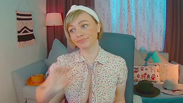 Snapshot of NandiSmile chatting on February 18, 7:43 am NandiSmile online show from February 18, 7:43 am