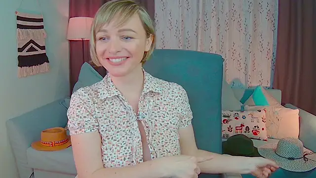 Snapshot of NandiSmile chatting on February 18, 4:05 pm NandiSmile online show from February 18, 4:05 pm