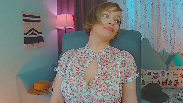 Snapshot of NandiSmile chatting on February 28, 9:04 am NandiSmile online show from February 28, 9:04 am