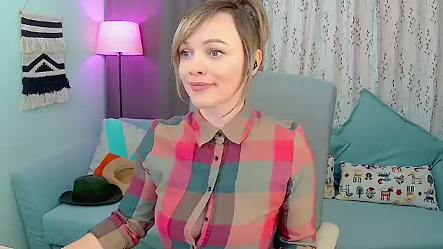 Snapshot of NandiSmile chatting on November 3, 9:32 am NandiSmile online show from November 3, 9:32 am