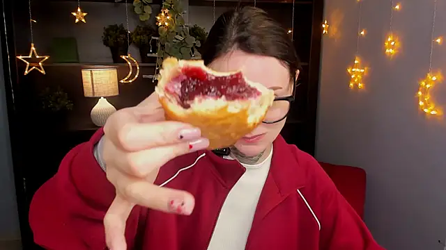 VeliraBraitberg online show from April 12, 10:42 am