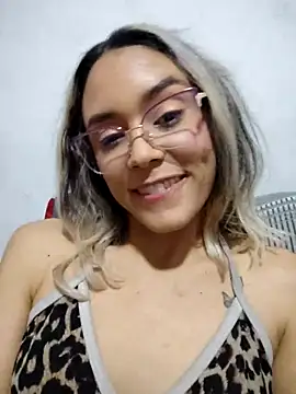 Snapshot of TaraaHot chatting on March 22, 1:43 am TaraaHot online show from March 22, 1:43 am