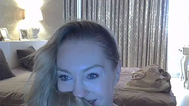 Snapshot of ZarinaSwift chatting on October 19, 4:46 am ZarinaSwift online show from October 19, 4:46 am