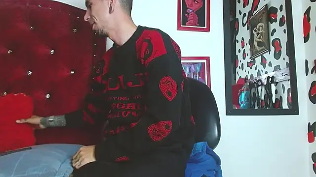 Aaron BigDickxxx online show from December 20, 1:36 am