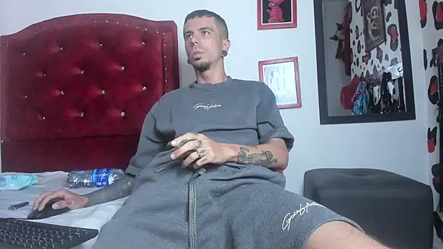 Aaron BigDickxxx online show from January 31, 7:18 am