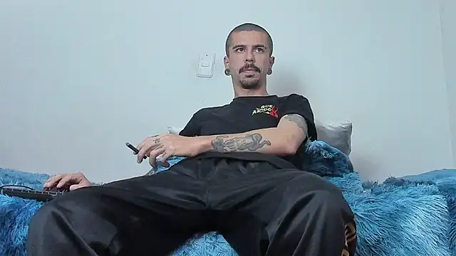 Aaron BigDickxxx online show from October 21, 6:58 am