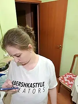 Sakura Green online show from March 4, 6:18 pm