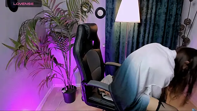 Snapshot of Will_Will_ chatting on October 25, 7:05 am Will Will online show from October 25, 7:05 am