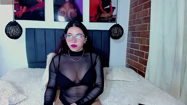 Snapshot of kyliejenner_hot chatting on June 4, 3:34 am kyliejenner hot online show from June 4, 3:34 am