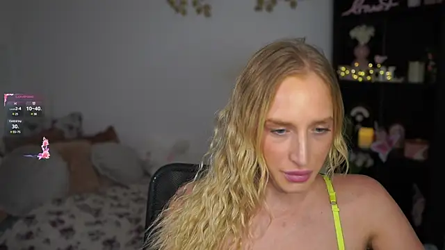 Snapshot of Nicolette__Shea_ chatting on December 12, 5:15 pm Nicolette Shea online show from December 12, 5:15 pm