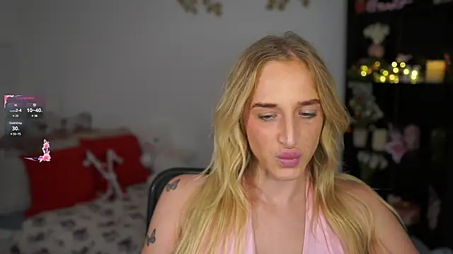 Snapshot of Nicolette__Shea_ chatting on December 22, 4:59 pm Nicolette Shea online show from December 22, 4:59 pm