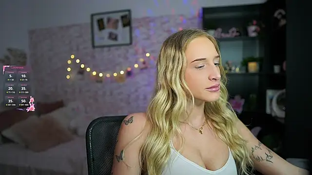 Snapshot of Nicolette__Shea_ chatting on February 18, 1:55 pm Nicolette Shea online show from February 18, 1:55 pm