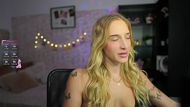 Snapshot of Nicolette__Shea_ chatting on February 19, 2:01 pm Nicolette Shea online show from February 19, 2:01 pm