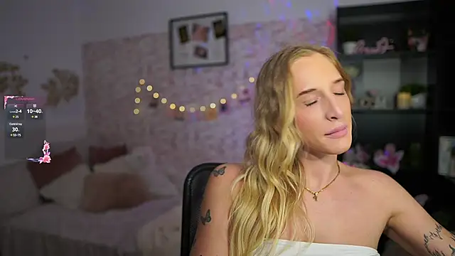 Snapshot of Nicolette__Shea_ chatting on February 27, 5:04 pm Nicolette Shea online show from February 27, 5:04 pm