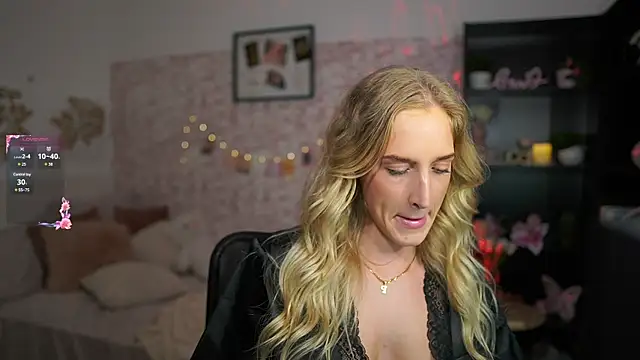 Snapshot of Nicolette__Shea_ chatting on March 15, 4:32 pm Nicolette Shea online show from March 15, 4:32 pm