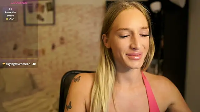 Snapshot of Nicolette__Shea_ chatting on October 1, 8:20 am Nicolette Shea online show from October 1, 8:20 am