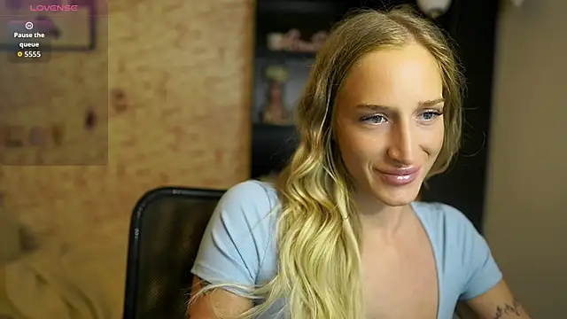 Snapshot of Nicolette__Shea_ chatting on October 19, 1:34 pm Nicolette Shea online show from October 19, 1:34 pm