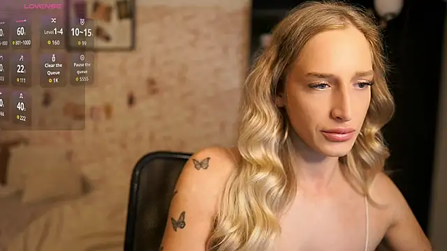 Snapshot of Nicolette__Shea_ chatting on October 25, 7:38 am Nicolette Shea online show from October 25, 7:38 am