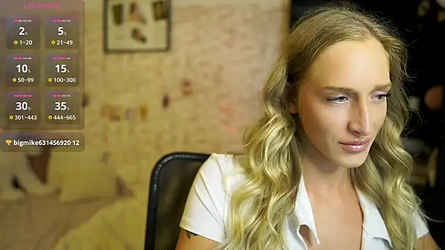 Snapshot of Nicolette__Shea_ chatting on October 27, 2:21 pm Nicolette Shea online show from October 27, 2:21 pm