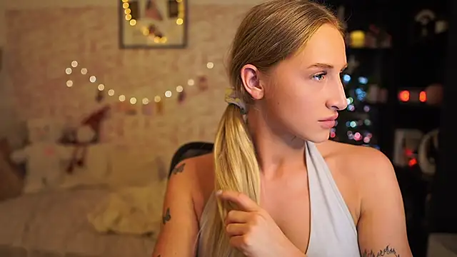 Snapshot of Nicolette__Shea_ chatting on December 3, 10:02 am Nicolette Shea online show from December 3, 10:02 am