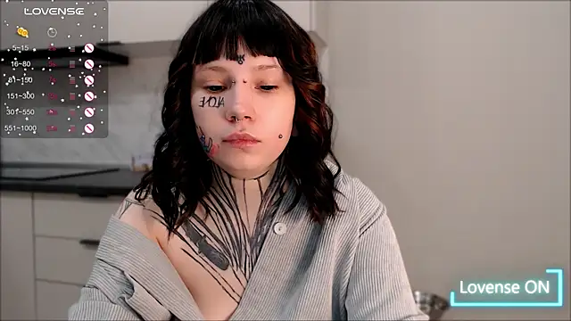 Snapshot of tradishka chatting on December 27, 1:43 am tradishka online show from December 27, 1:43 am