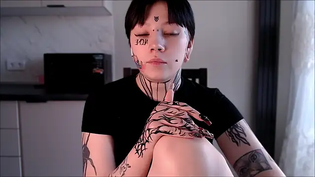 Snapshot of tradishka chatting on January 17, 12:10 pm tradishka online show from January 17, 12:10 pm