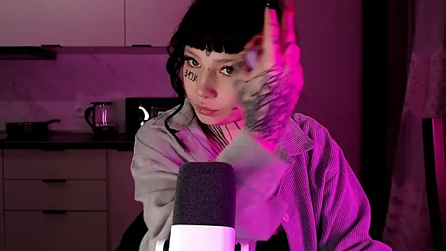 Snapshot of tradishka chatting on February 4, 12:08 am tradishka online show from February 4, 12:08 am