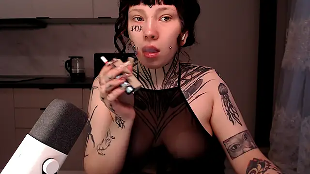 Snapshot of tradishka chatting on February 13, 5:37 am tradishka online show from February 13, 5:37 am