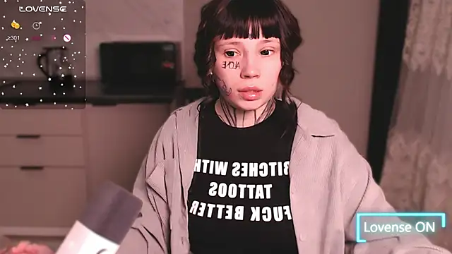 Snapshot of tradishka chatting on March 17, 10:28 pm tradishka online show from March 17, 10:28 pm