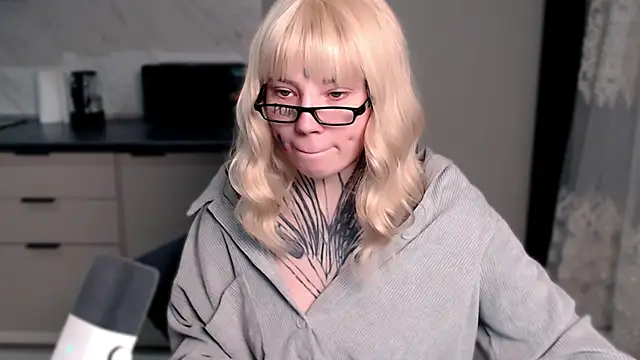 Snapshot of tradishka chatting on March 22, 11:53 pm tradishka online show from March 22, 11:53 pm