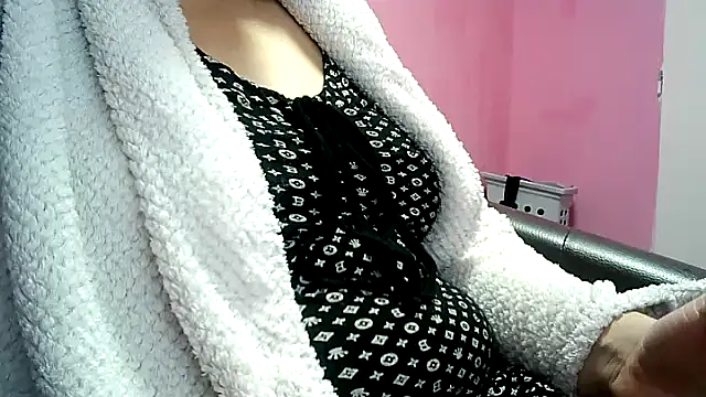 Snapshot of Lucinka1 chatting on December 8, 7:00 pm Lucinka1 online show from December 8, 7:00 pm