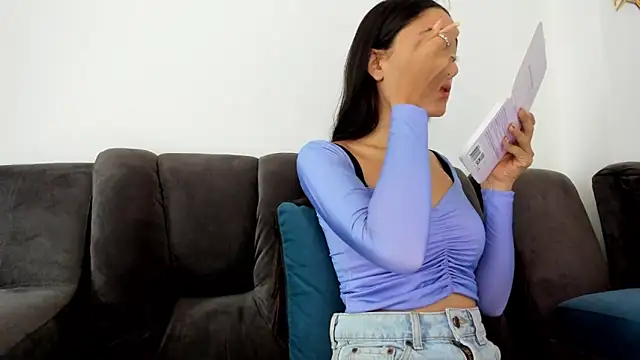 Snapshot of _Caroliinee_ chatting on March 6, 4:28 pm Caroliinee online show from March 6, 4:28 pm