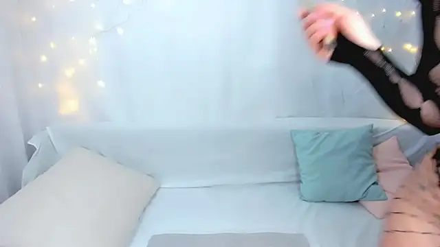 Lily Daviss online show from April 17, 2:36 am