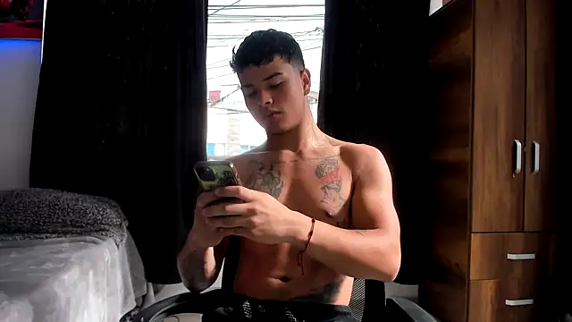 Snapshot of Dominic_Biker__ chatting on December 14, 8:18 pm Dominic Biker online show from December 14, 8:18 pm