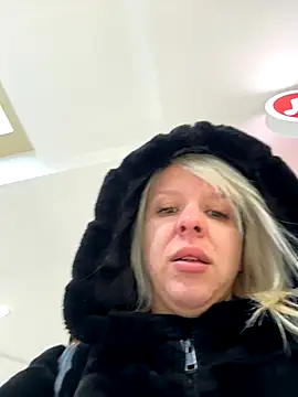 Snapshot of LikaCat chatting on October 7, 4:20 am LikaCat online show from October 7, 4:20 am