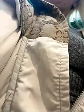 Snapshot of LikaCat chatting on October 10, 4:22 am LikaCat online show from October 10, 4:22 am