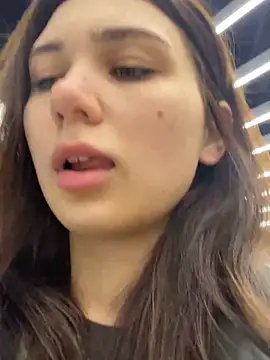 Snapshot of QuitieLia chatting on December 2, 8:19 am QuitieLia online show from December 2, 8:19 am