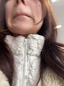 Snapshot of QuitieLia chatting on December 5, 8:11 am QuitieLia online show from December 5, 8:11 am