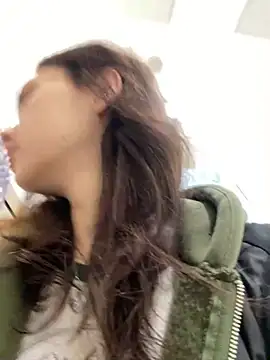 Snapshot of QuitieLia chatting on December 6, 8:15 am QuitieLia online show from December 6, 8:15 am