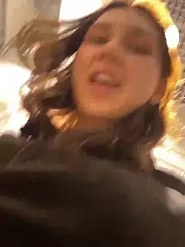 Snapshot of QuitieLia chatting on December 22, 7:11 am QuitieLia online show from December 22, 7:11 am