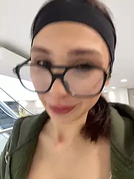 Snapshot of QuitieLia chatting on January 8, 9:10 am QuitieLia online show from January 8, 9:10 am