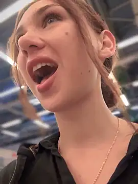 Snapshot of QuitieLia chatting on September 21, 9:11 am QuitieLia online show from September 21, 9:11 am