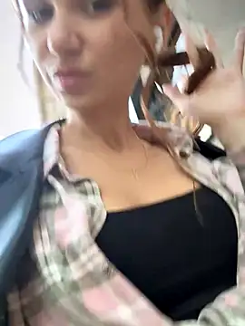 Snapshot of QuitieLia chatting on October 8, 2:36 pm QuitieLia online show from October 8, 2:36 pm