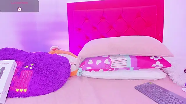 Snapshot of Sofia_Girl_ chatting on December 12, 6:47 am Sofia Girl online show from December 12, 6:47 am