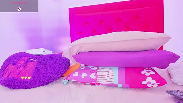 Snapshot of Sofia_Girl_ chatting on December 14, 6:56 am Sofia Girl online show from December 14, 6:56 am